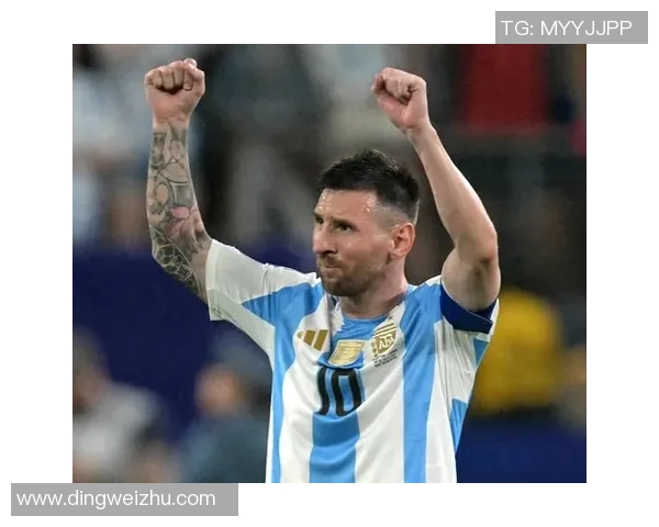 足球世界的闪耀明星与传奇故事解析：从梅西到C罗的巅峰之路