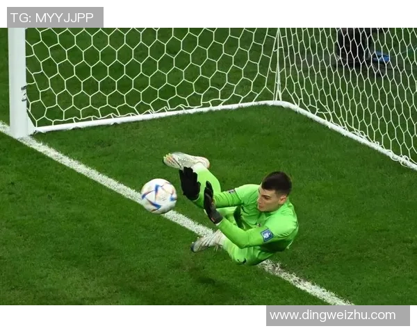 足球巨星对决智能守门员 激烈挑战展示无尽技术与速度