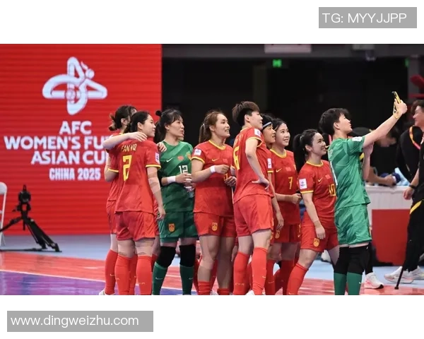 足球球星潇洒转头瞬间引爆全场观众热情与无数球迷激情讨论